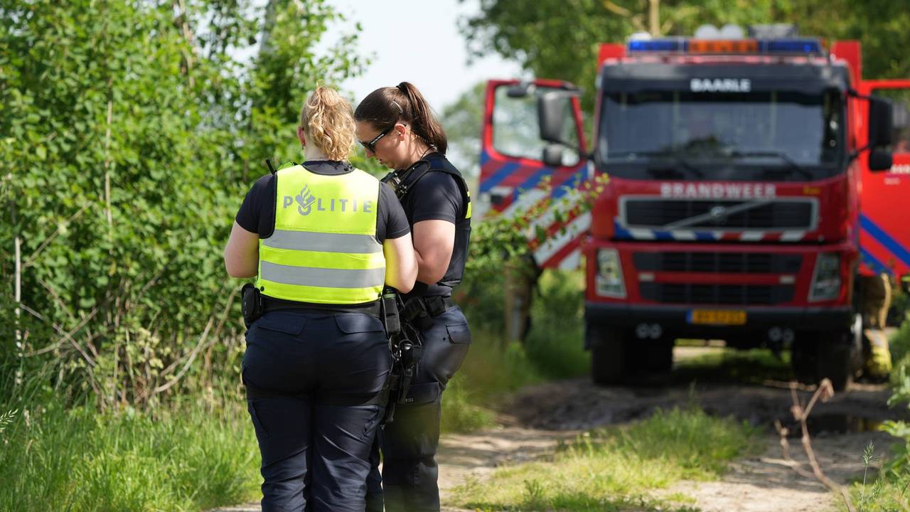 Vaten gedumpt in Ulicoten, mogelijk gaat het om drugsafval (foto: Jeroen Stuve / Persbureau Heitink).