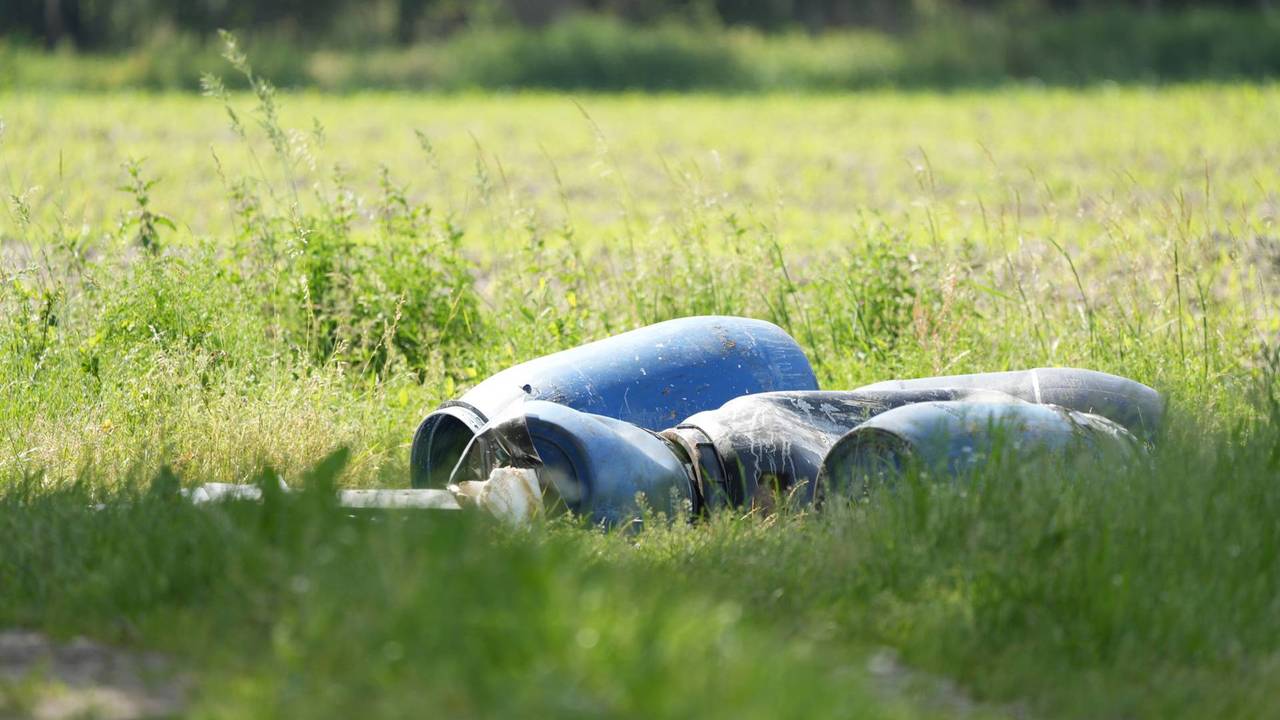Vaten gedumpt in Ulicoten, mogelijk gaat het om drugsafval (foto: Jeroen Stuve / Persbureau Heitink).