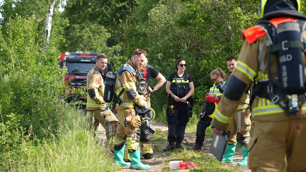 Vaten gedumpt in Ulicoten, mogelijk gaat het om drugsafval (foto: Jeroen Stuve / Persbureau Heitink).