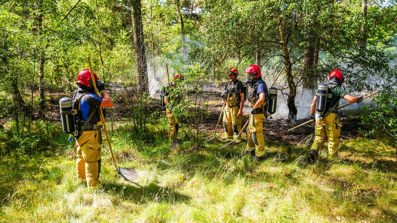 Grote natuurbrand op defensieterrein bij Budel, pannetje gevonden in bos (Foto: Dave Hendriks / Persbureau Heitink).