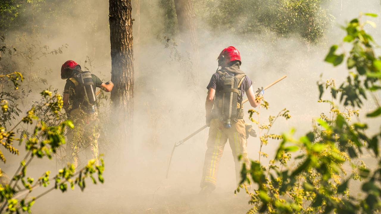 Grote natuurbrand op defensieterrein bij Budel, pannetje gevonden in bos