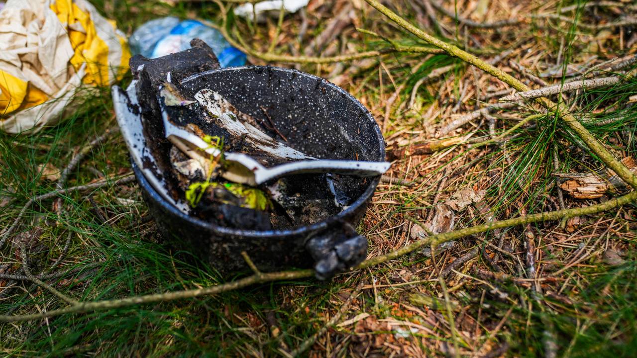 Grote natuurbrand op defensieterrein bij Budel, pannetje gevonden in bos (Foto: Dave Hendriks / Persbureau Heitink).