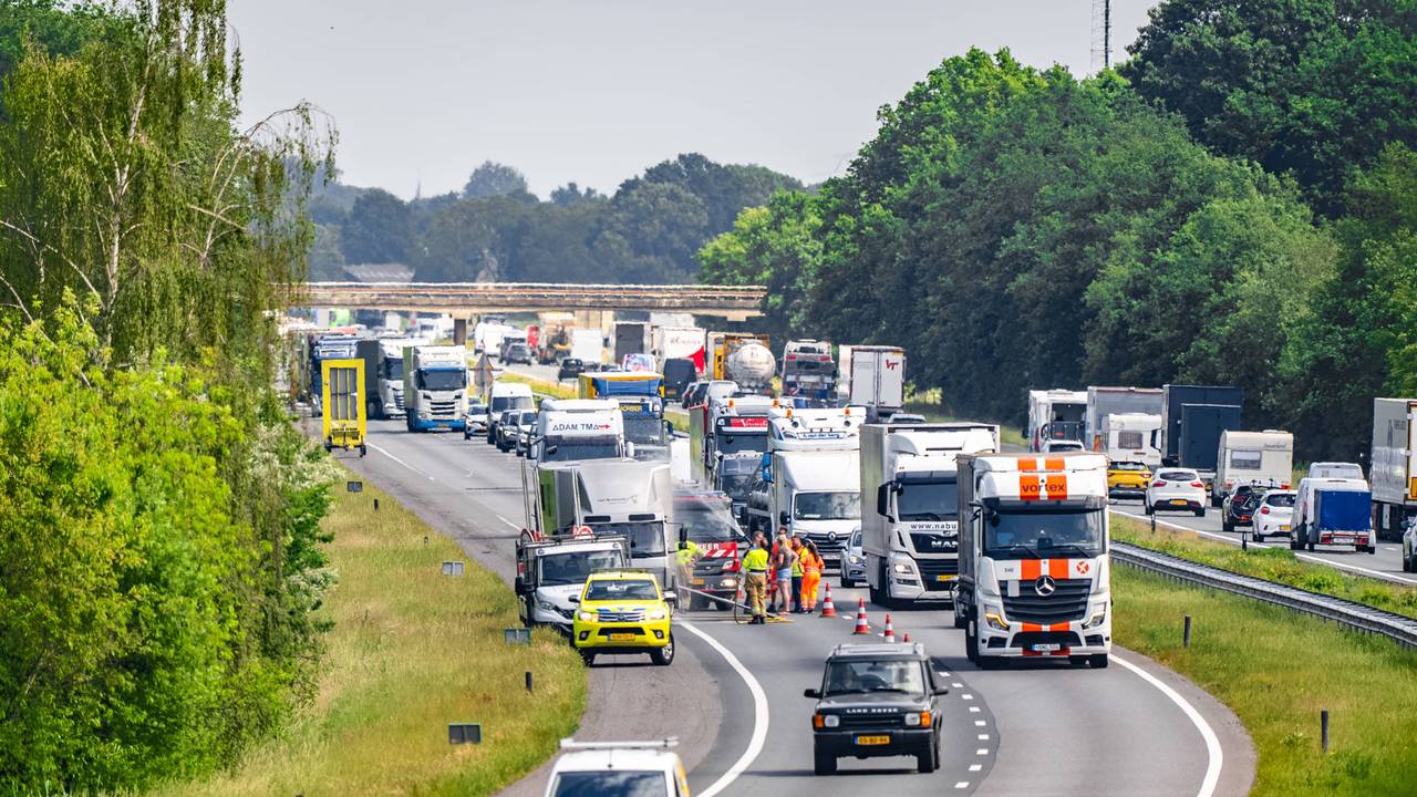 File op A50 bij Oss door paardentrailer met twee lekke banden (foto: Lucas Lammers / Persbureau Heitink).