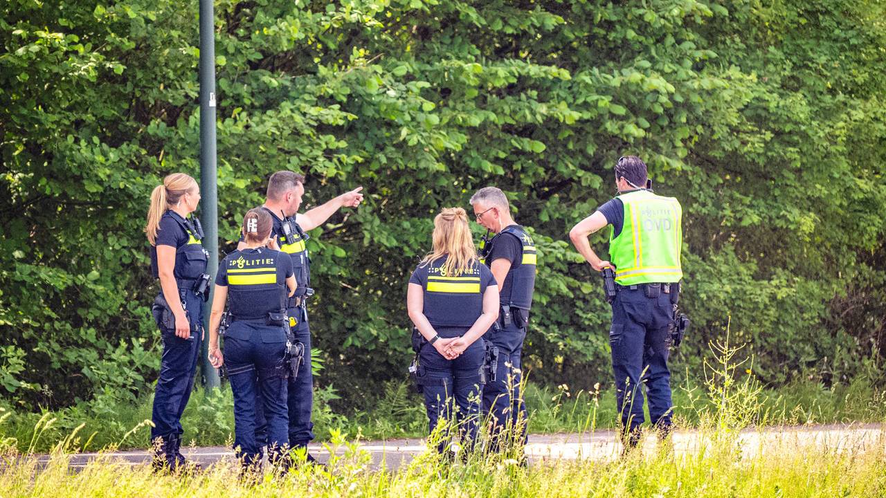 Dode gevonden in sloot, politie zoekt man in zwarte broek (foto: Lucas Lammers / Persbureau Heitink).
