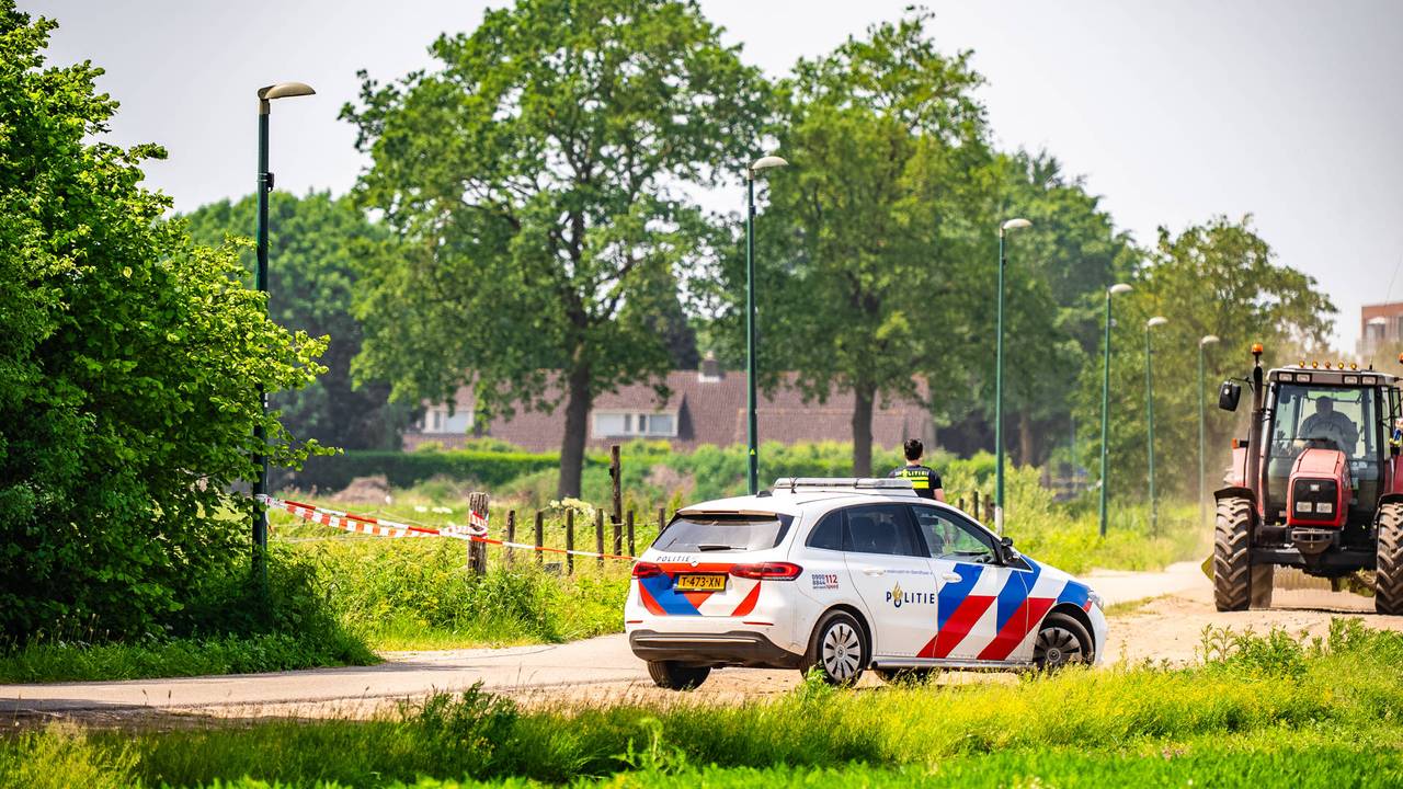 Dode gevonden in sloot, politie zoekt man in zwarte broek (foto: Lucas Lammers / Persbureau Heitink).