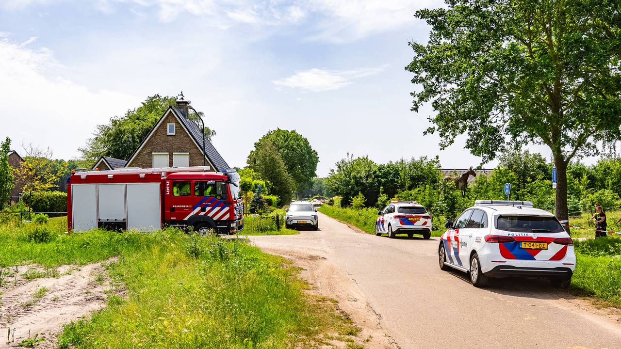 Dode gevonden in sloot, politie zoekt man in zwarte broek (foto: Lucas Lammers / Persbureau Heitink).