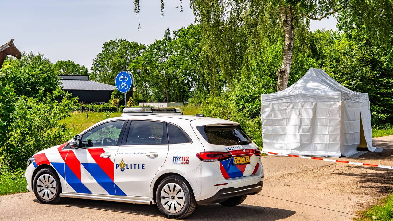 Dode gevonden in sloot, politie zoekt man in zwarte broek