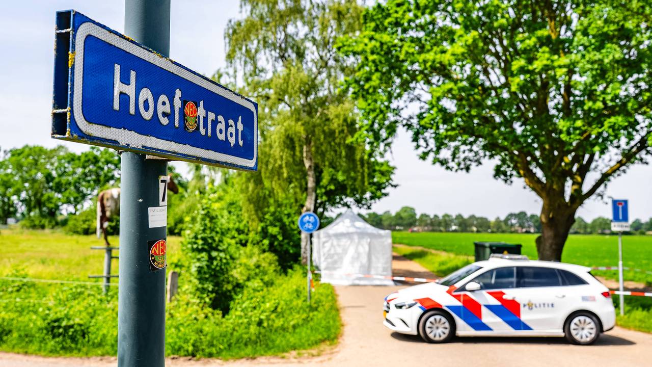 Dode gevonden in sloot, politie zoekt man in zwarte broek (foto: Lucas Lammers / Persbureau Heitink).