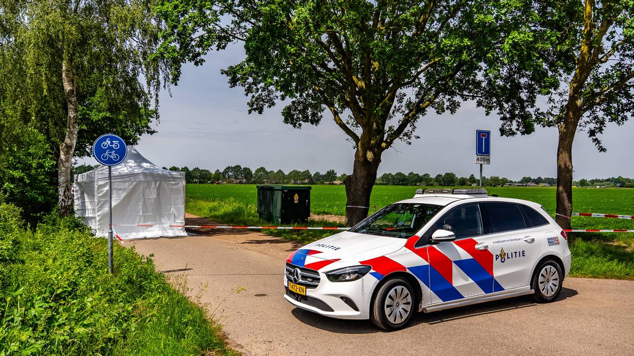 Dode gevonden in sloot, politie zoekt man in zwarte broek (foto: Lucas Lammers / Persbureau Heitink).