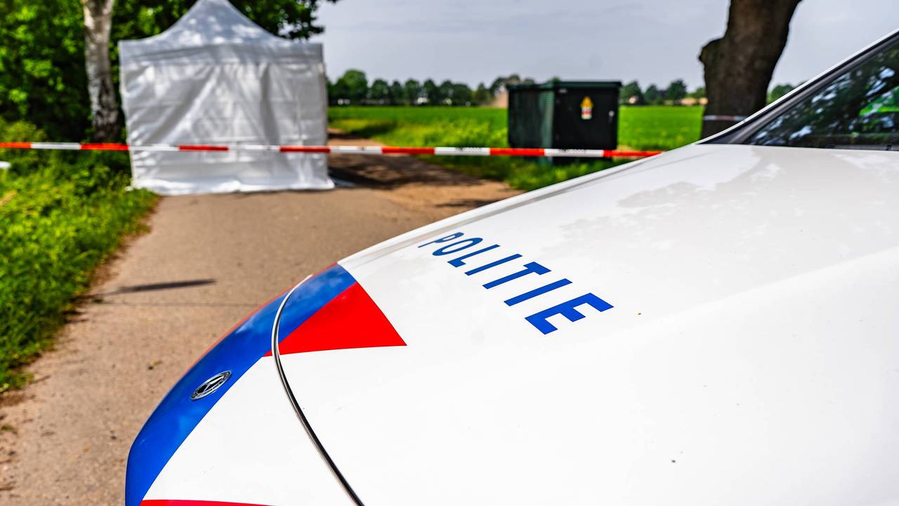 Dode gevonden in sloot, politie zoekt man in zwarte broek (foto: Lucas Lammers / Persbureau Heitink).