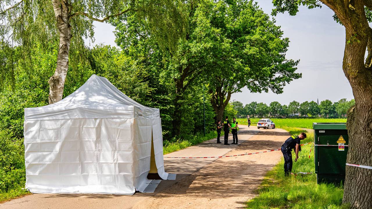 Dode gevonden in sloot, politie zoekt man in zwarte broek (foto: Lucas Lammers / Persbureau Heitink).
