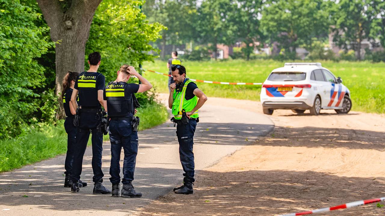 Dode gevonden in sloot, politie zoekt man in zwarte broek (foto: Lucas Lammers / Persbureau Heitink).