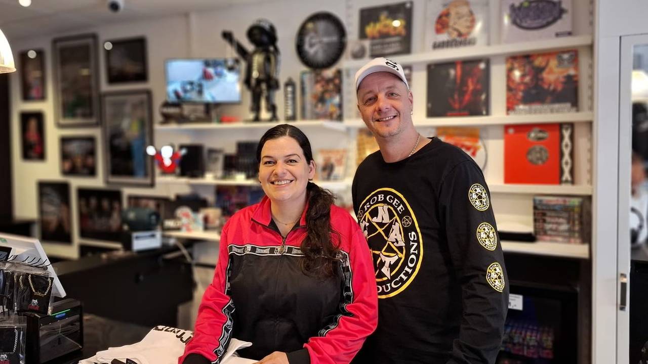 Dennis Adam met zijn vrouw.