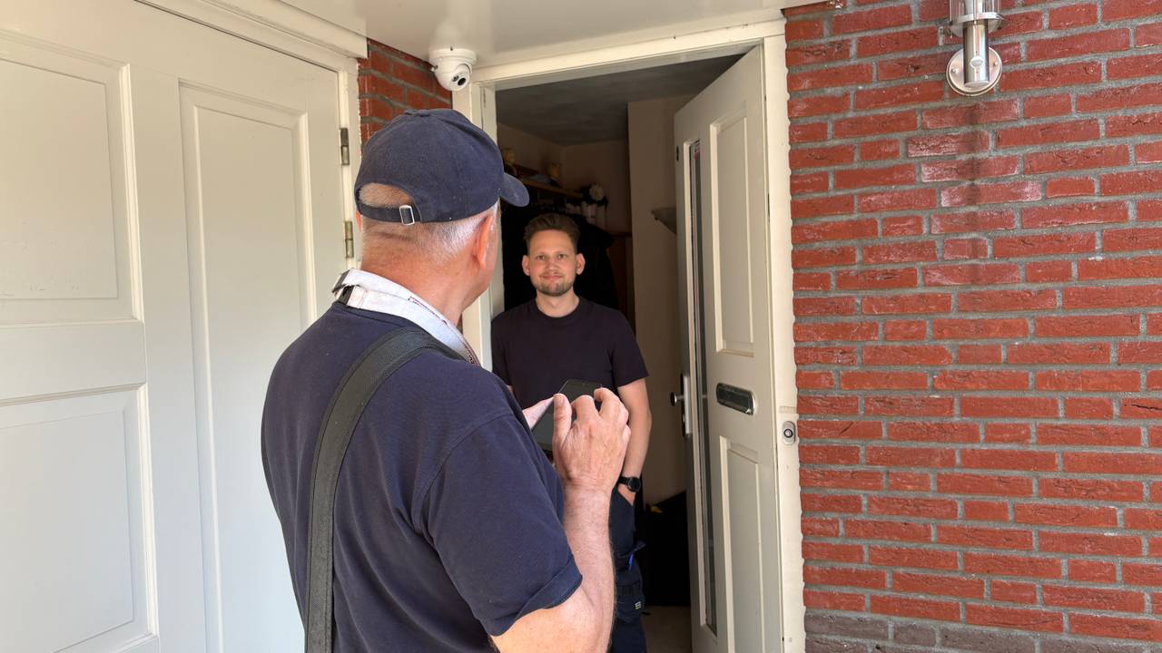 Frans gaat de duer langs met de vraag: 'heeft u een hond in uw bezit?'