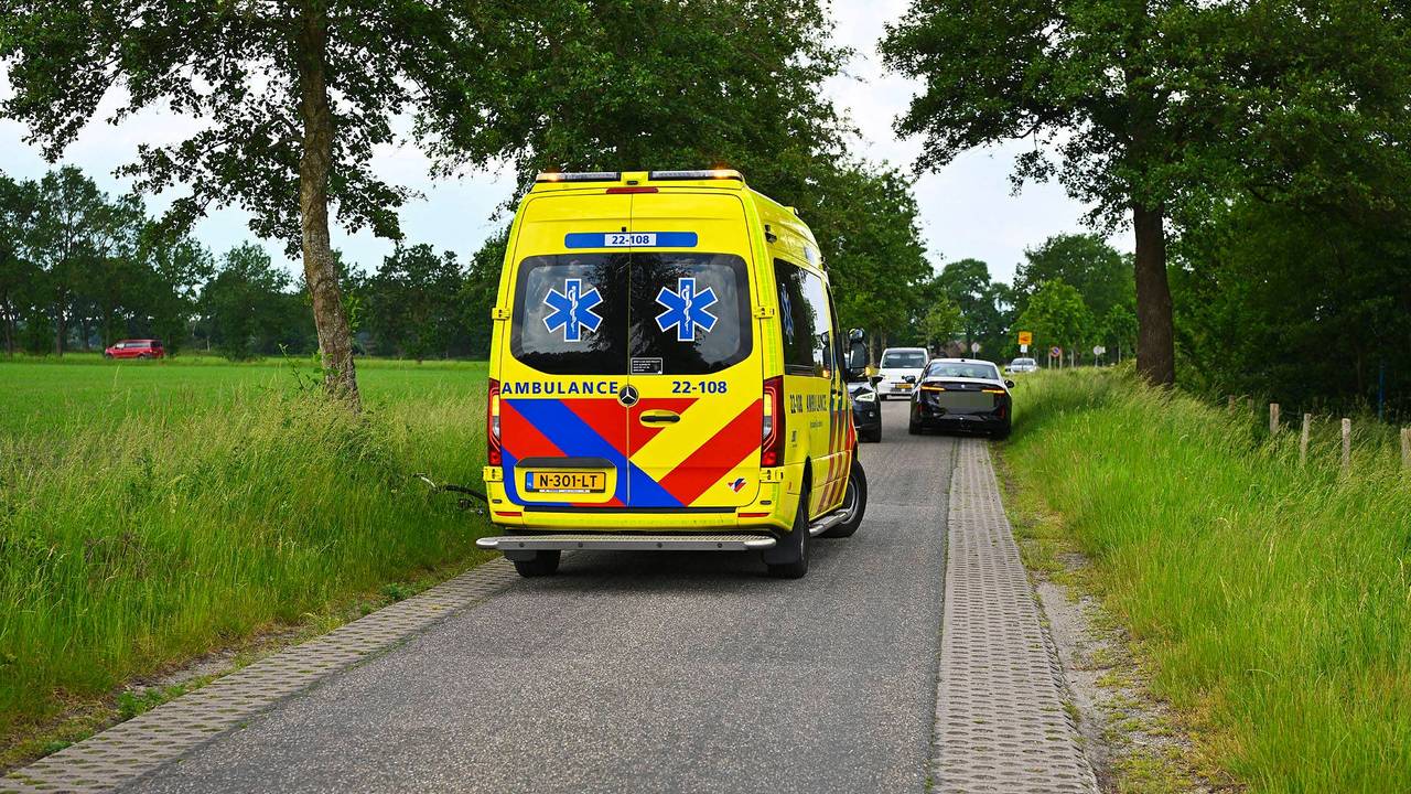 De wielrenner is naar het ziekenhuis gebracht (foto: Rico Vogels / Persbureau Heitink).