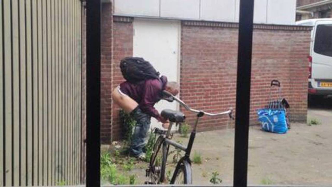 Een poepende man van het raam van Dave Hakkens uit Helmond (Foto: Dave Hakkens).