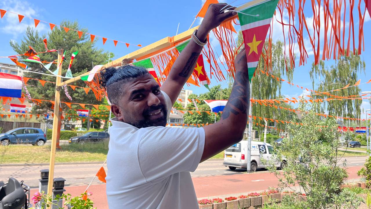 Jay is druk bezig om de straat zo multicultureel mogelijk te versieren (foto: Floortje Steigenga)