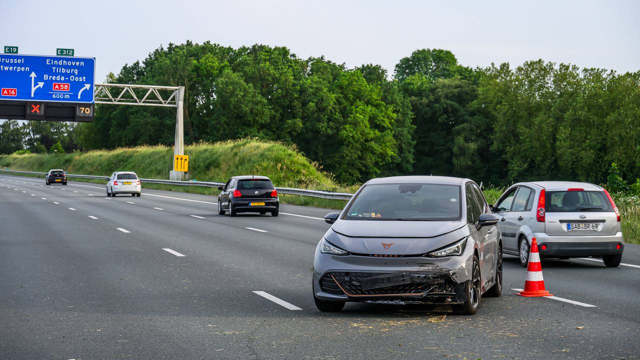 Automobilist botst op vangrail A16, rijstrook gaat dicht (foto: Tom van der Put / Persbureau Heitink). 