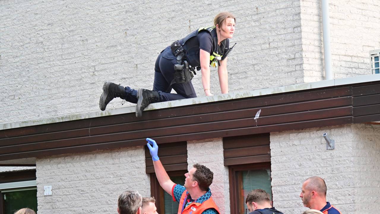 Een persoon is zaterdagavond uit een luchtballon gesprongen in Zundert (foto: Perry Roovers / Persbureau Heitink). 
