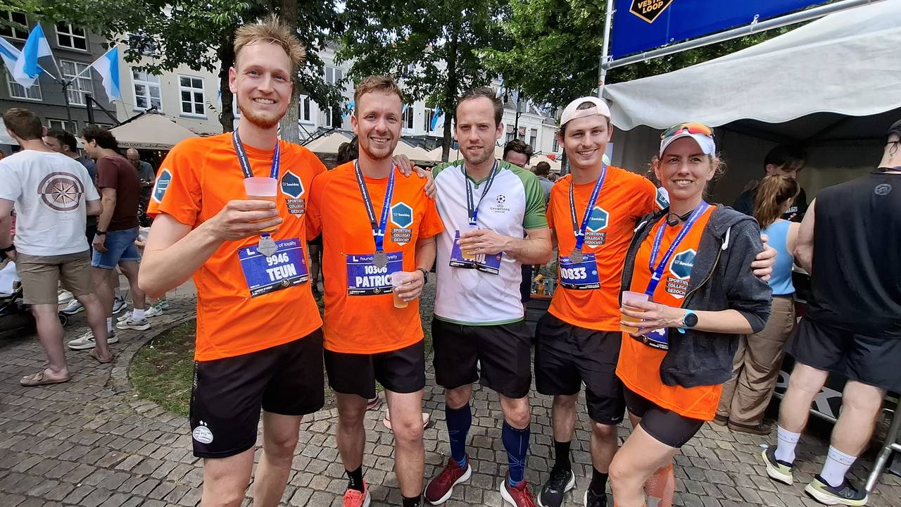 Teun van Mil (links) deed met collega's mee aan de Vestingloop (foto: Leon Voskamp).