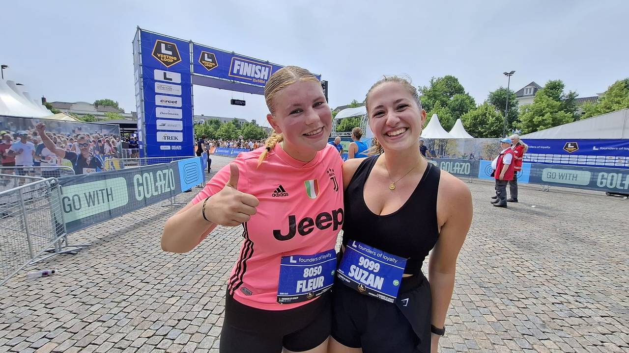 Fleur Wouters en Suzan Lintermans liepen de 15 kilometer (foto: Leon Voskamp).