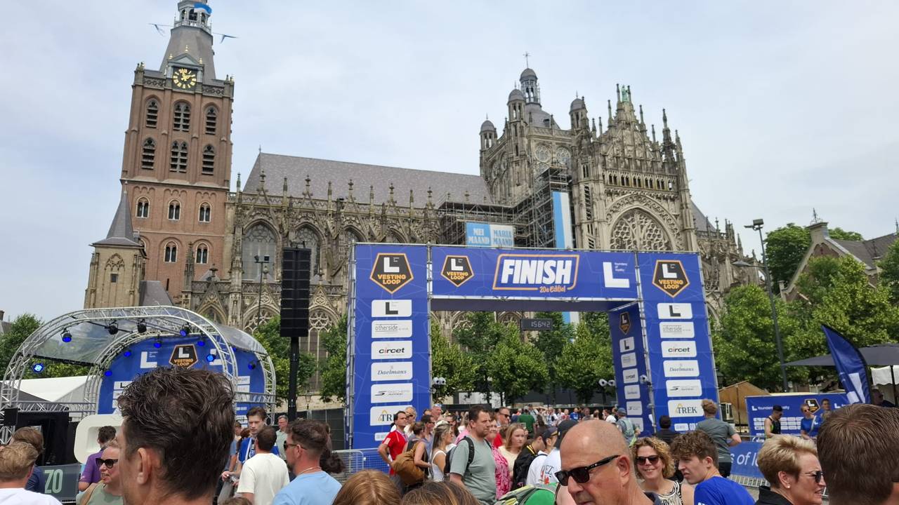 Drukte tijdens de twintigste Vestingloop (foto: Leon Voskamp).