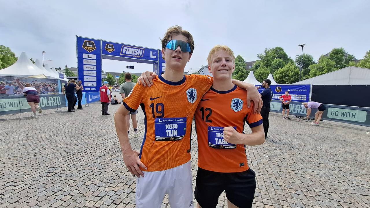 Vrienden Tijn en Tabe liepen moeiteloos de Vestingloop (foto: Leon Voskamp).