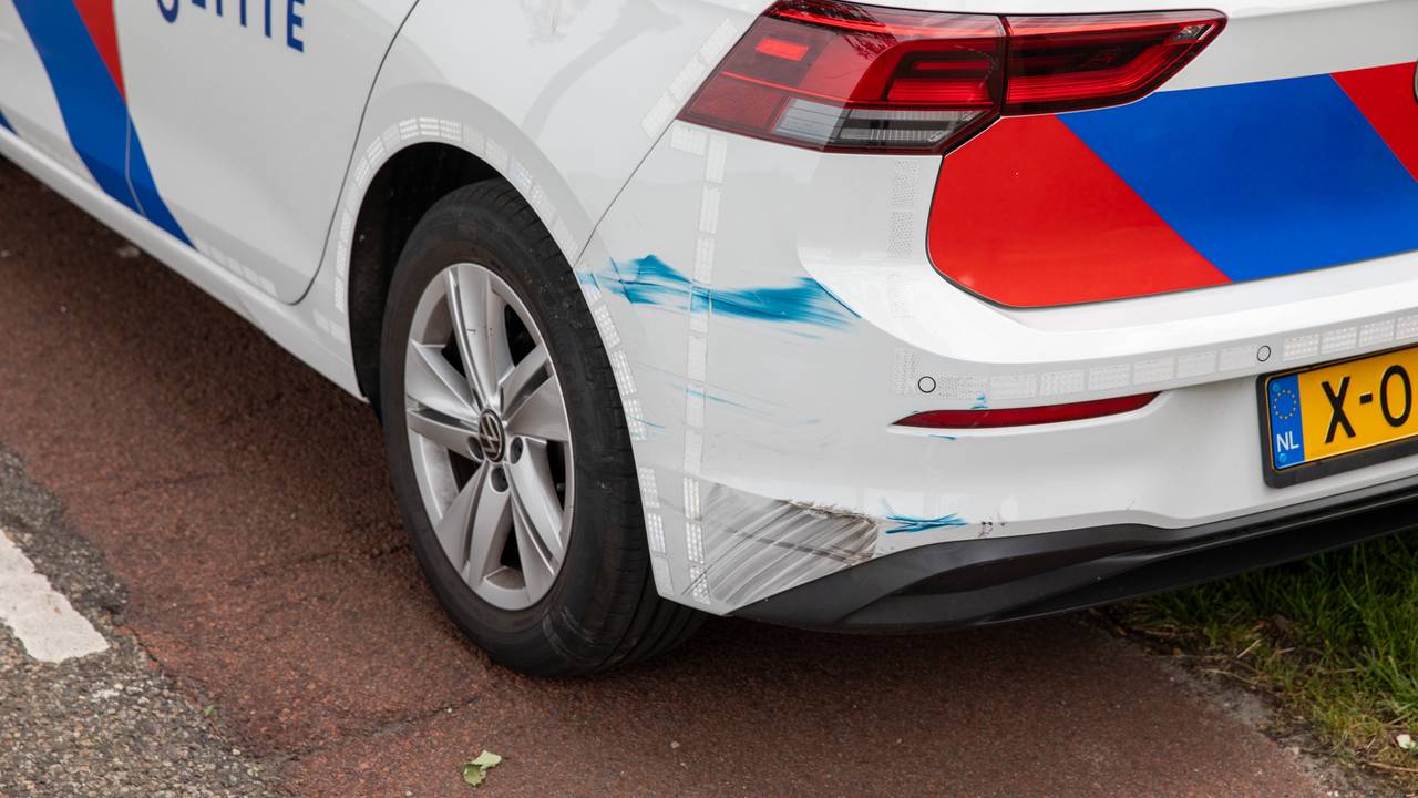 De politieauto liep door de botsing een paar schrammen op. (Foto: Christian Traets / Persbureau Heitink.)