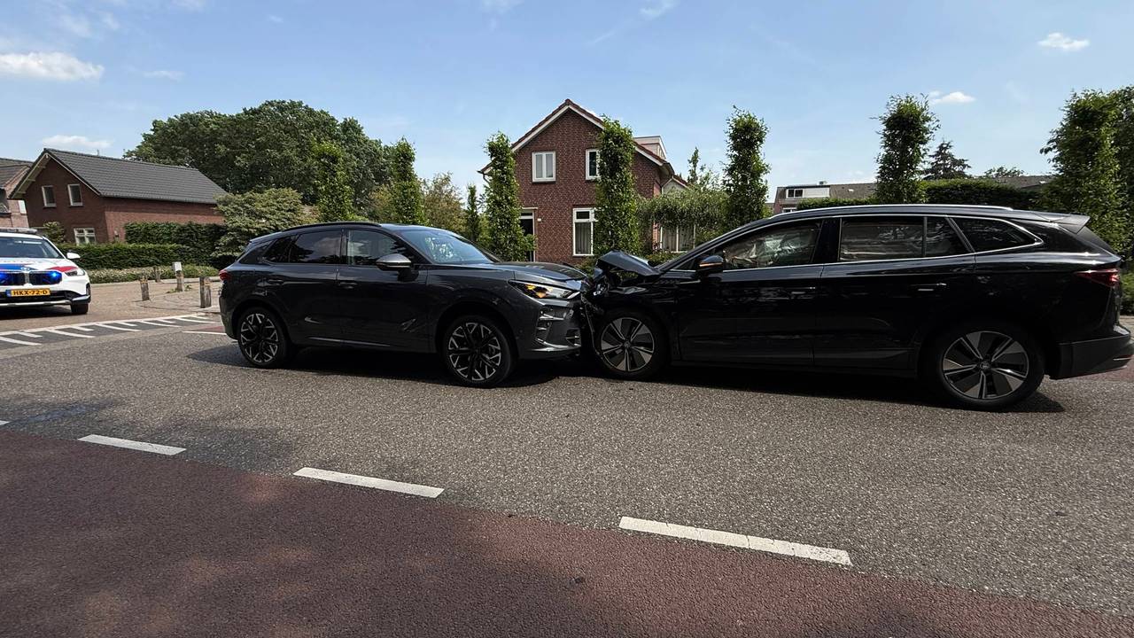 Vermoedelijk werd de bestuurder van een van de auto's onwel. (Foto: SK-Media / Persbureau Heitink.)
