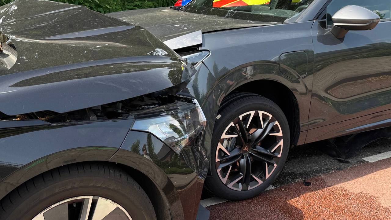 Vermoedelijk werd de bestuurder van een van de auto's onwel. (Foto: SK-Media / Persbureau Heitink.)