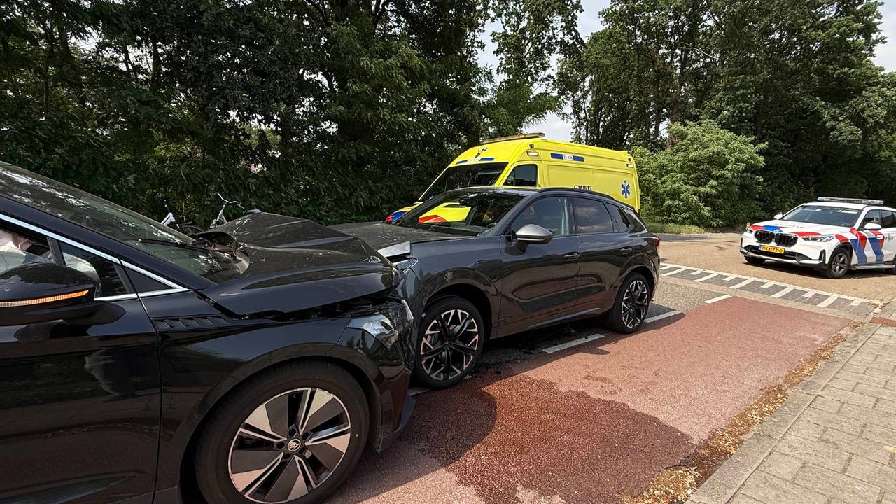 Vermoedelijk werd de bestuurder van een van de auto's onwel. (Foto: SK-Media / Persbureau Heitink.)