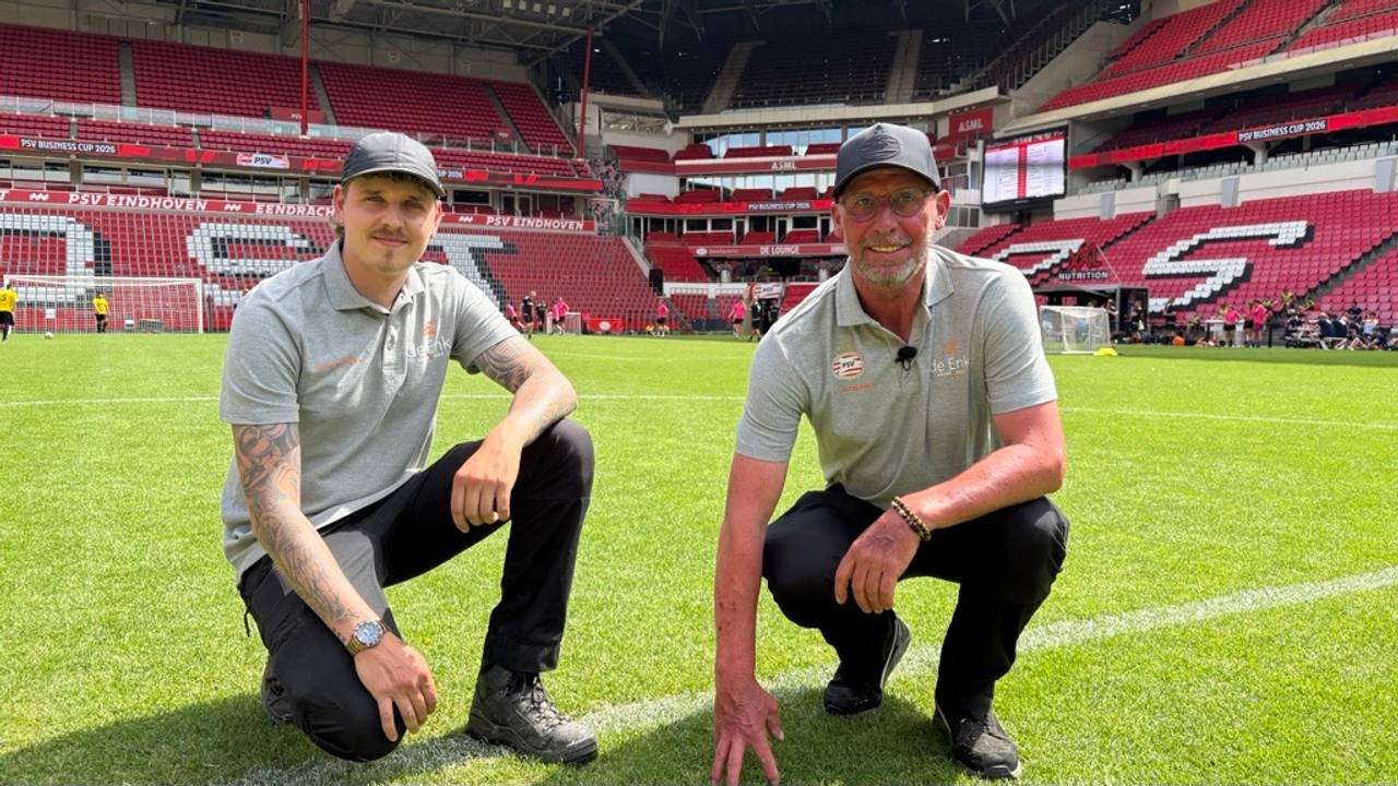 De trotse grasmeesters van het Philips Stadion: Divano van Dal en Antoon Kuijstermans (foto: Ruud Ritzen).