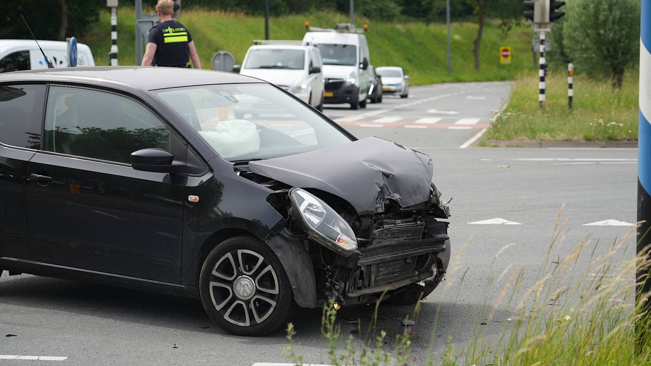 De verkeerslichten waren op het moment van de botsing buiten werking. (Foto: Jeroen Stuve / Persbureau Heitink.)