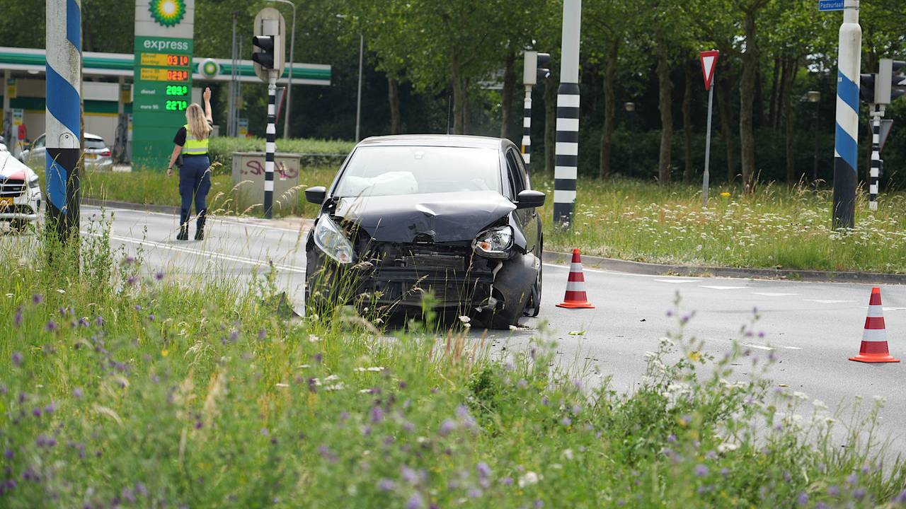 De verkeerslichten waren op het moment van de botsing buiten werking. (Foto: Jeroen Stuve / Persbureau Heitink.)