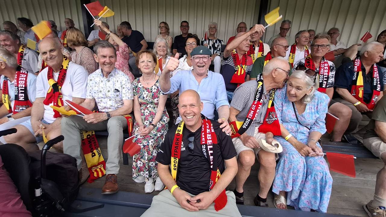 Clubiconen van DOSKO'32, met in het midden (met pet) Harrie van Kessel (foto: Leon Voskamp).