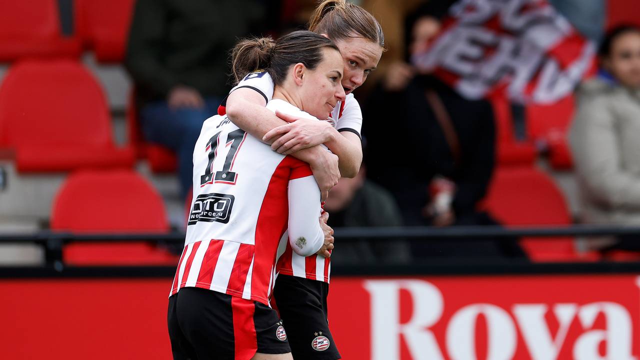 De PSV dames tijdens een eerdere wedstrijd tegen Ajax (Foto: Orange Pictures.)