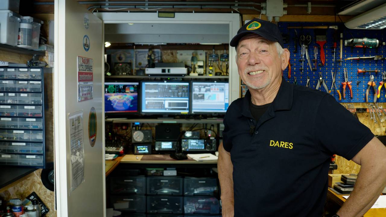 Zendamateur Louis de Kort in zijn radiohut (foto: Omroep Tilburg).