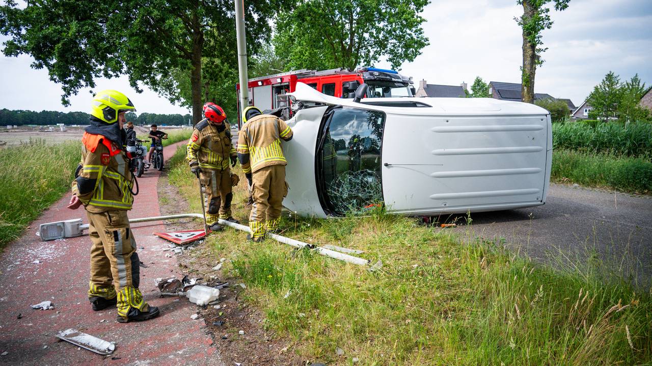 Bus belandt op kant na ongeluk in Hoeven