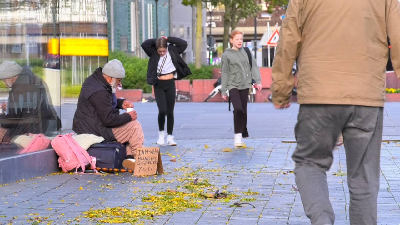 Een bedelaar in Eindhoven (foto: Studio 040)