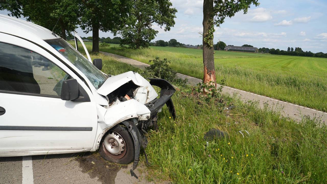 Dronken bestuurder botst tegen boom Gilze (foto: Jeroen Stuve / Persbureau Heitink).