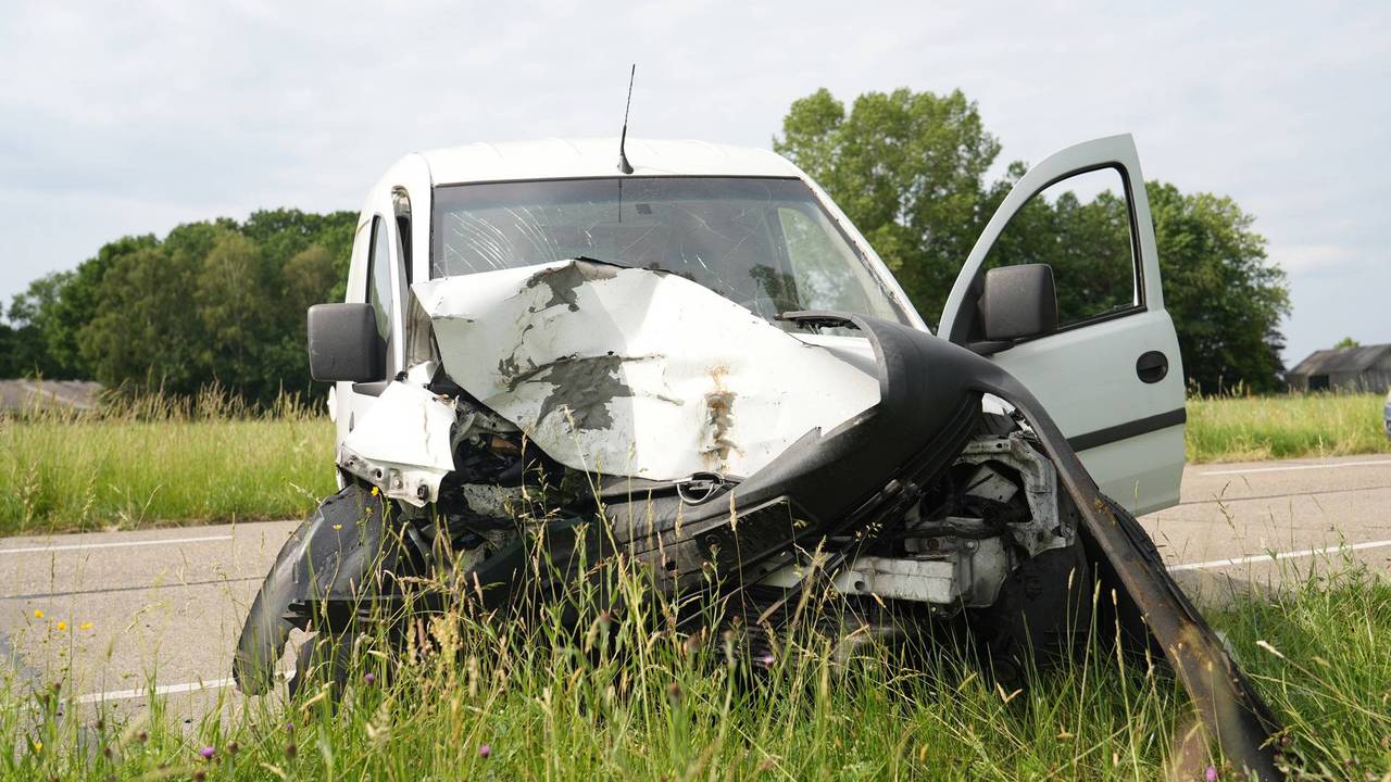 Dronken man botst met bestelbus tegen boom in Gilze (foto: Jeroen Stuve / Persbureau Heitink).