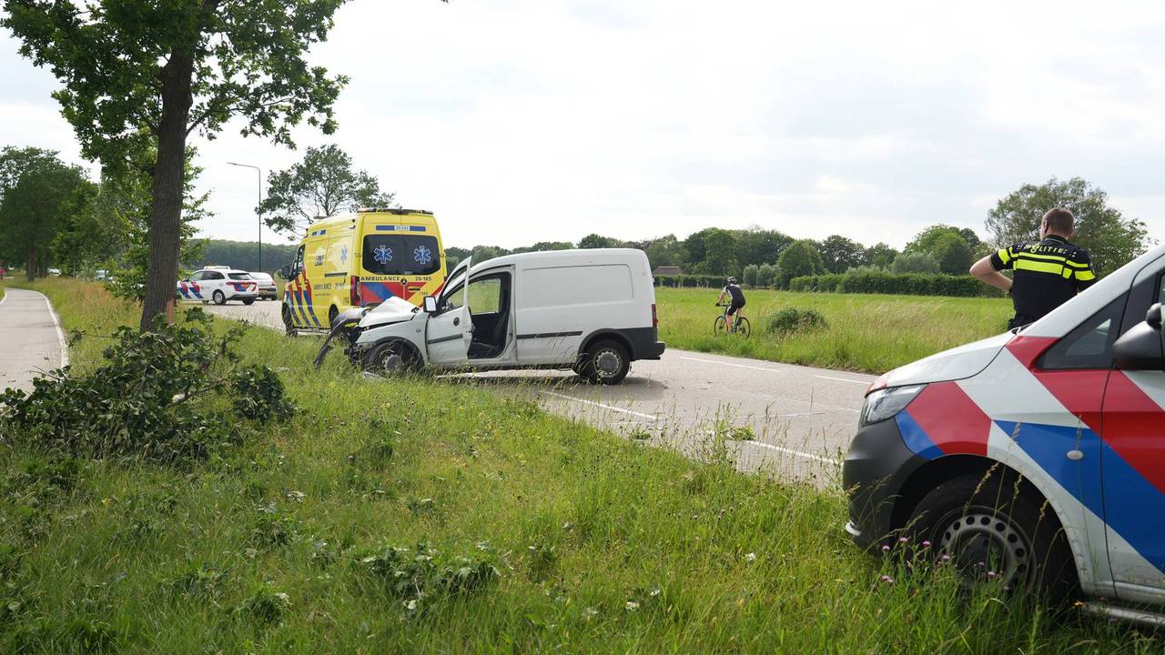Dronken man botst met bestelbus tegen boom in Gilze (foto: Jeroen Stuve / Persbureau Heitink).