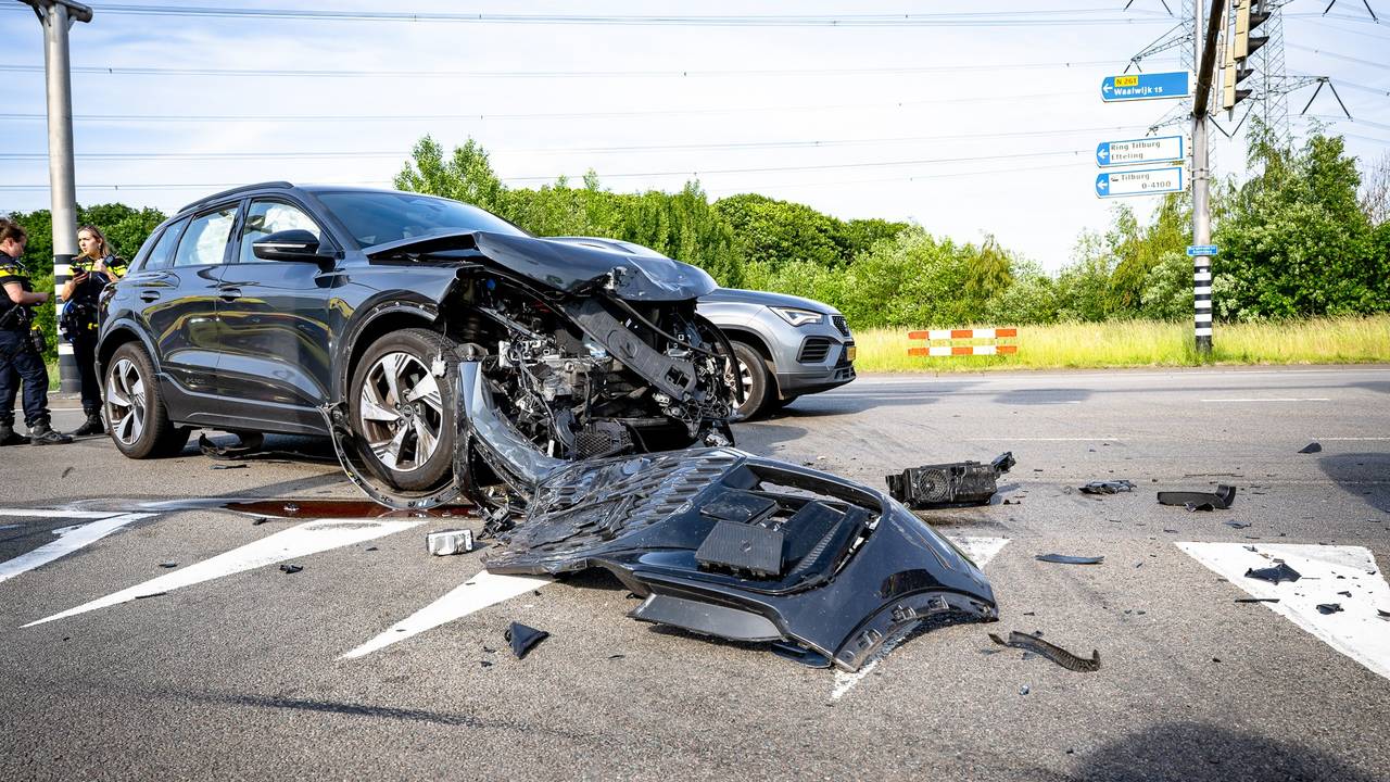 Drie auto’s botsen op kruising in Tilburg, mogelijk door rood licht (foto: Jack Brekelmans / Persburo-BMS).