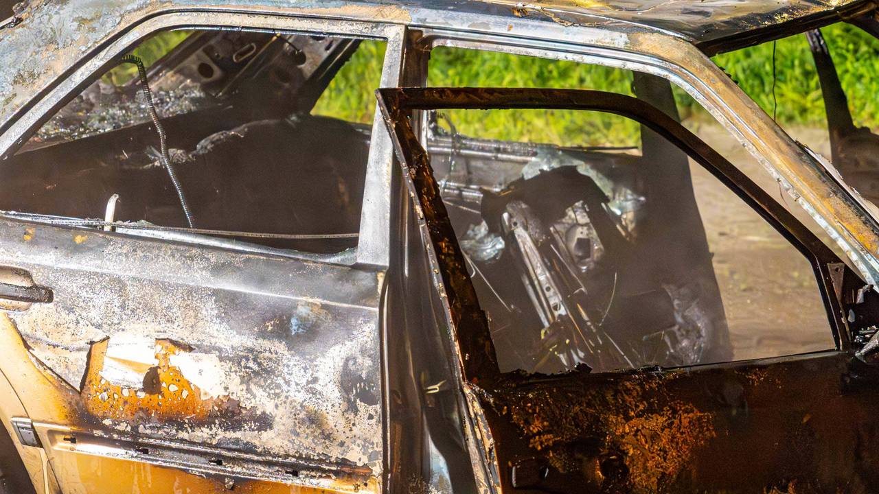 Brand verwoest oldtimer op parkeerplaats in Helmond