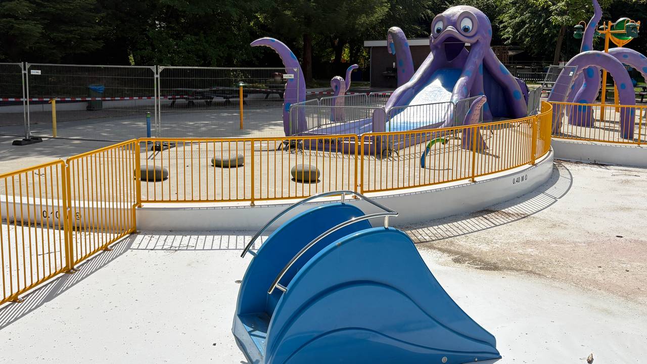 Het kinderzwembad met waterspeeltuin is al bijna een jaar dicht (foto: Rogier van Son). 