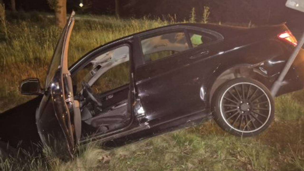 De auto eindigde in de sloot met de achterkant tegen een paaltje geparkeerd. (Foto: Instagram / jeugdagenten_dommelstroomzuid.)