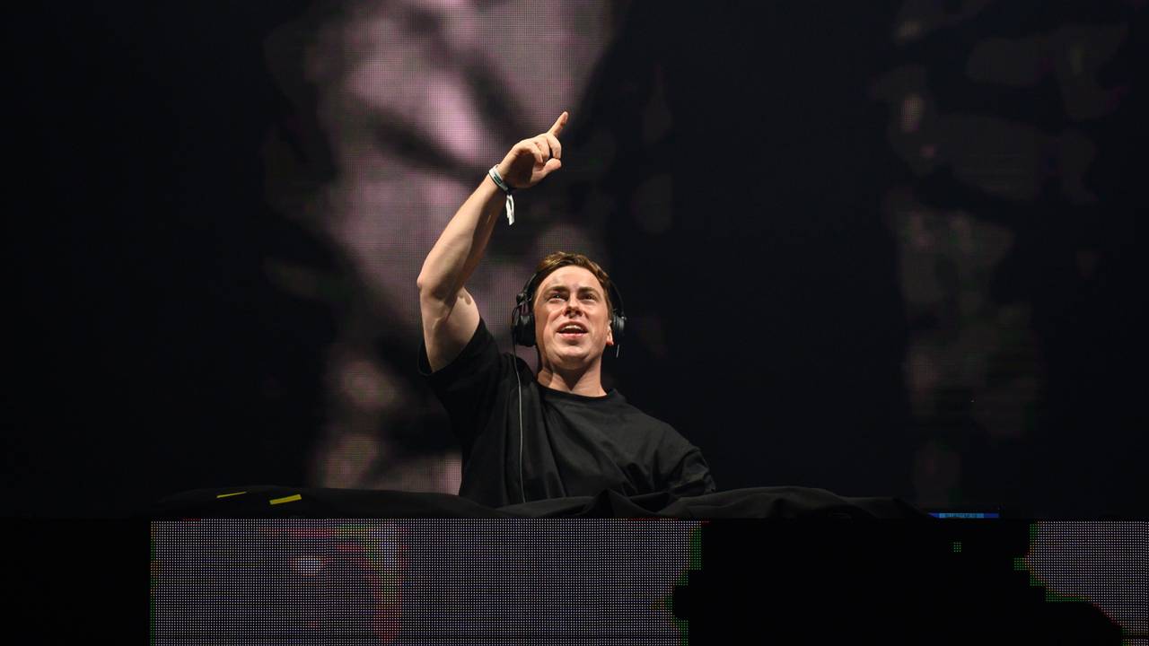 DJ Hardwell tijdens een festival in Hongarije (foto: ANP)