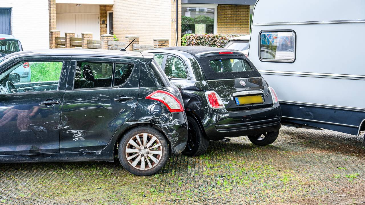 Vrouw trapt op gaspedaal in plaats van rem en raakt auto's en caravan