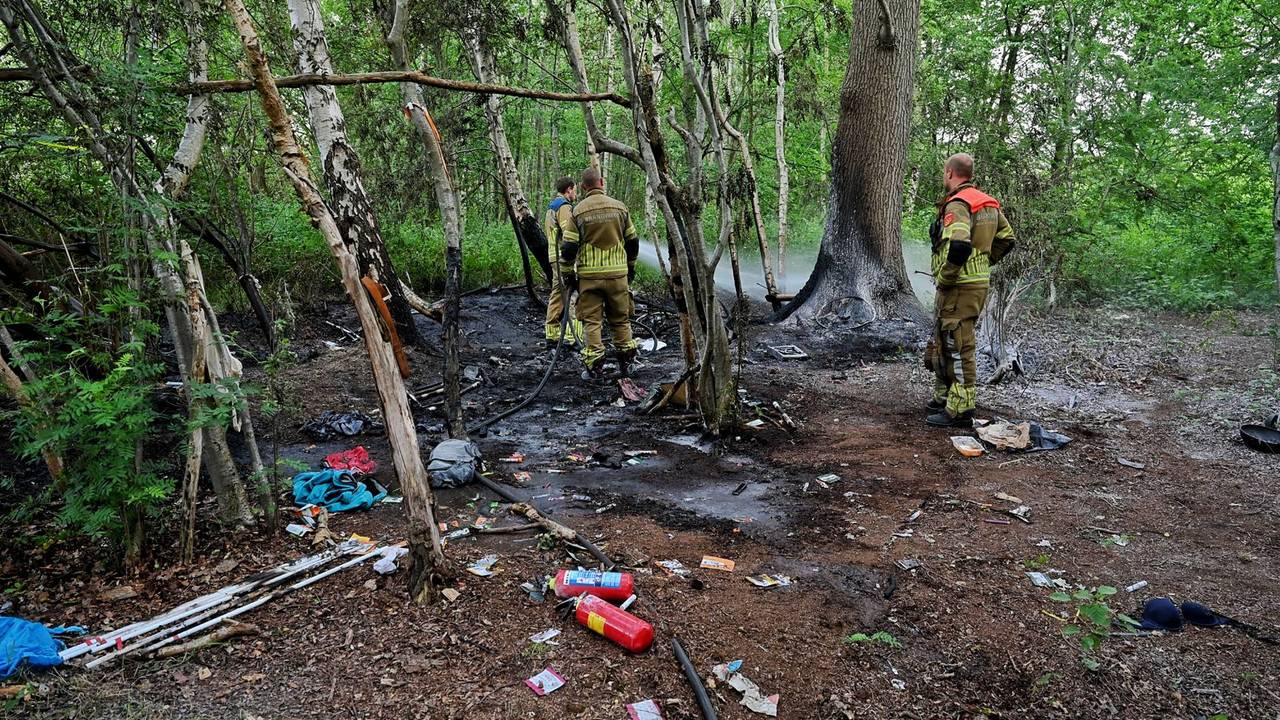 Brand bij tentenkamp in bos Berkel-Enschot, politie vindt gestolen fietsen