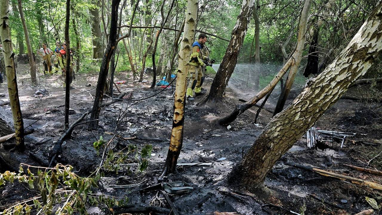 Brand bij tentenkamp in bos Berkel-Enschot, politie vindt gestolen fietsen (foto: Toby de Kort / Persbureau Heitink).